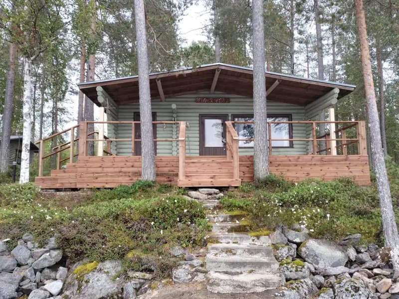 Mökki ja terassi järven rannalla