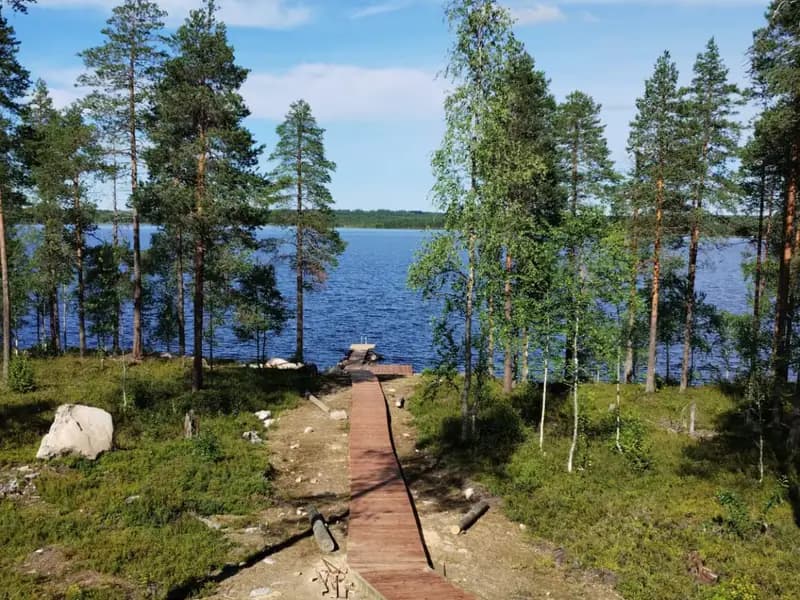 Polku ja portaat järvelle
