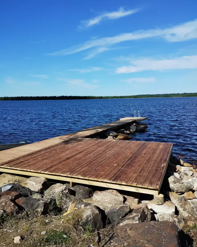 Laituri kivien päällä järvellä