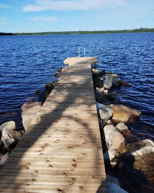 Pitkä laituri järvellä